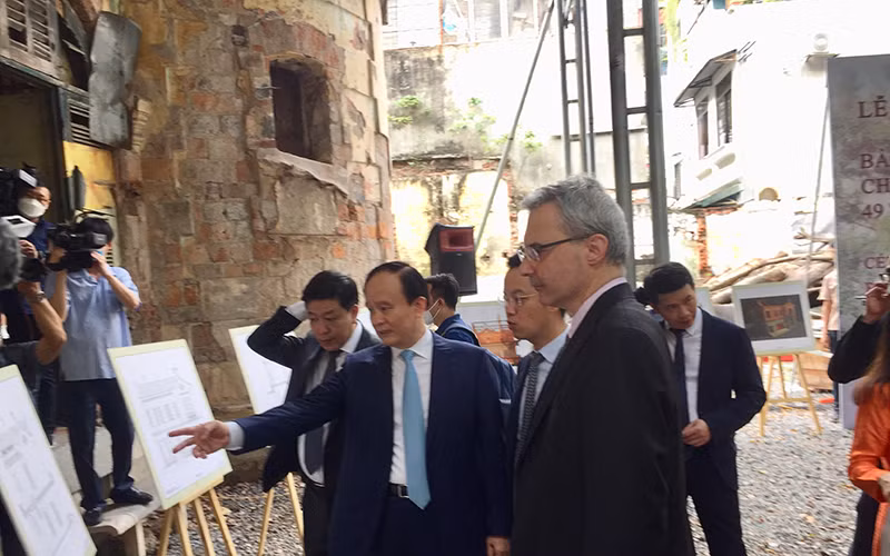 Các đại biểu trao đổi về việc tu bổ biệt thự Pháp cổ.