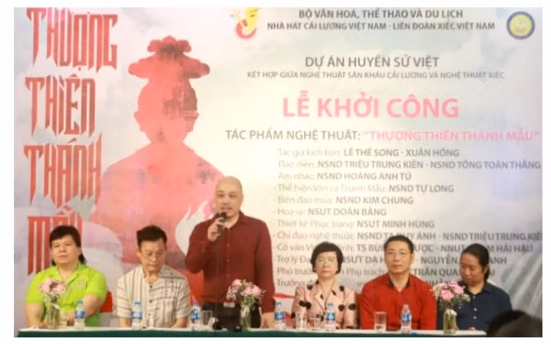 Ê-kíp sáng tạo chia sẻ về nội dung và cách thức dàn dựng vở diễn.