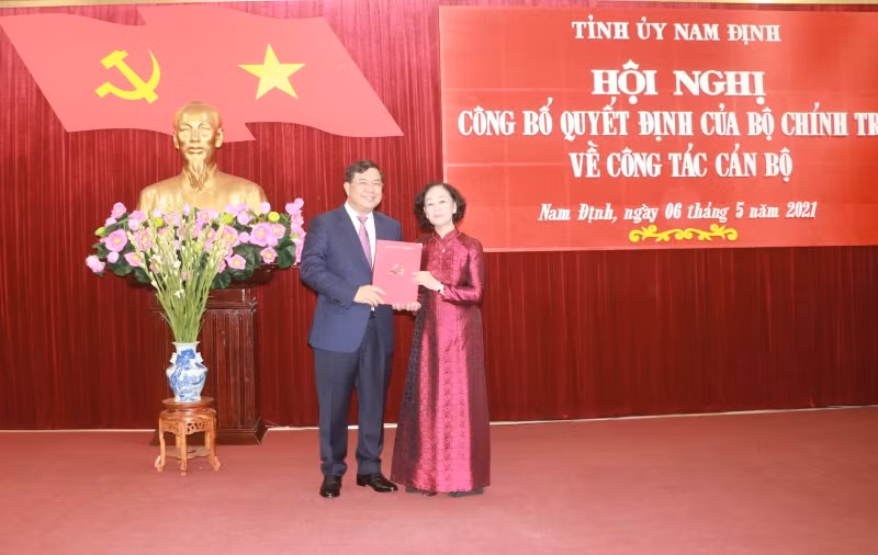 Đồng chí Trương Thị Mai trao Quyết định của Bộ Chính trị về việc phân công đồng chí Phạm Gia Túc làm Bí thư Tỉnh ủy Nam Định, nhiệm kỳ 2020-2025.
