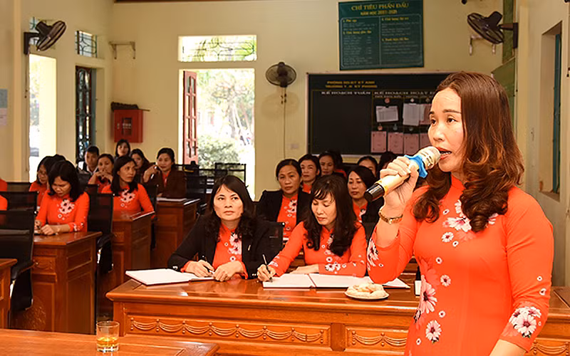 Buổi lễ kết nạp đảng viên tại Chi bộ Trường tiểu học xã Kỳ Phong (huyện Kỳ Anh, tỉnh Hà Tĩnh). Ảnh: VŨ HUYỀN