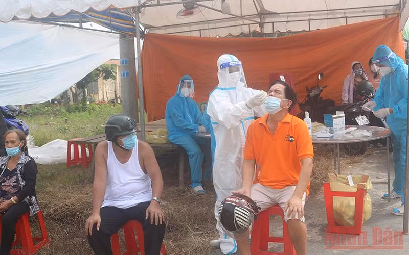 Test nhanh SARS-CoV-2 cho người dân xã Nguyệt Hóa (Châu Thành).