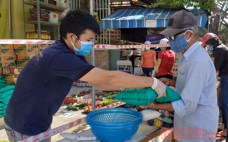 Mỗi ngày quầy hàng sẽ hỗ trợ hơn 100 người.
