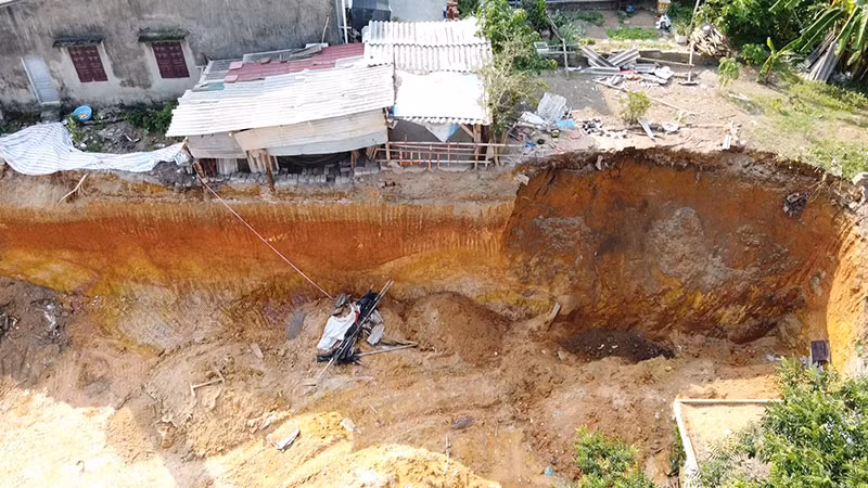 Hiện trường vụ sập ta-luy khiến bốn người tử vong.
