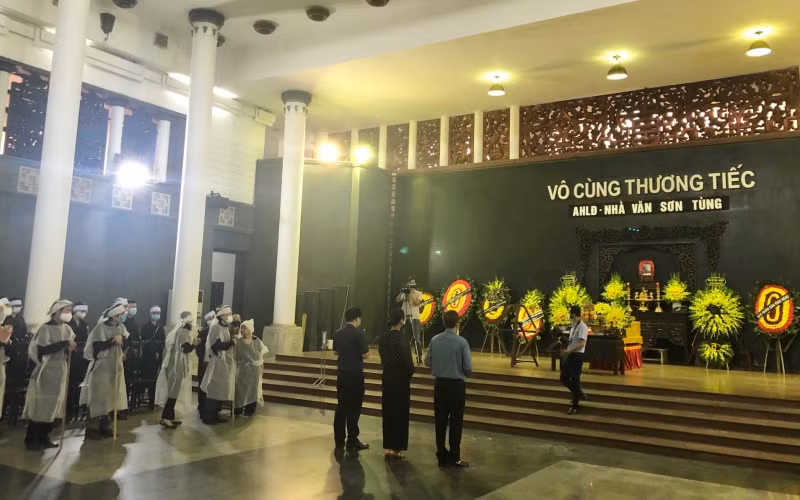 Thực hiện giãn cách xã hội theo chỉ thị 17 của UBND TP Hà Nội, lễ tang nhà văn Sơn Tùng được tổ chức tuân thủ các quy định phòng, chống dịch Covid-19.