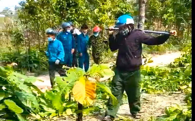 Hiện trường vụ hành hung nhân viên bảo vệ rừng. (Ảnh do công an cung cấp).