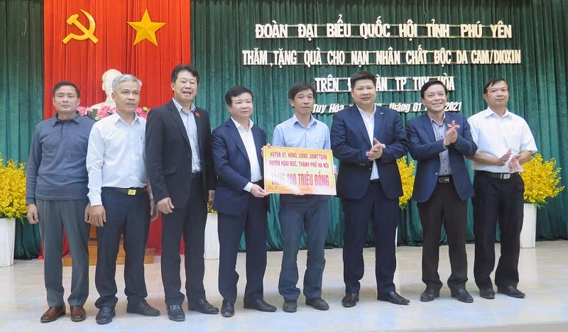 Tặng quà Tết cho hộ nghèo, hộ chính sách ở Phú Yên