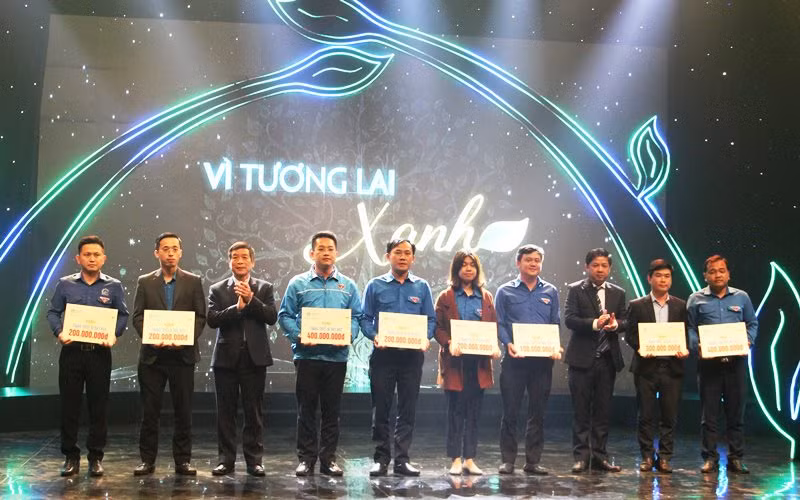 Trao hỗ trợ trang thiết bị cho tám địa phương.
