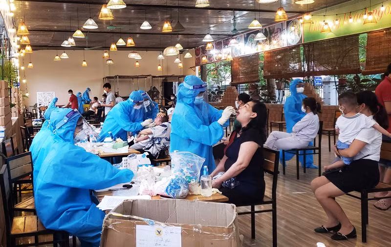 Nhân viên y tế lấy mẫu xét nghiệm đối với người dân khu đô thị Đồng Sơn (TP Phúc Yên).
