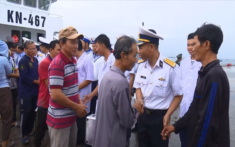 Giây phút các thuyền viên lên cảng.