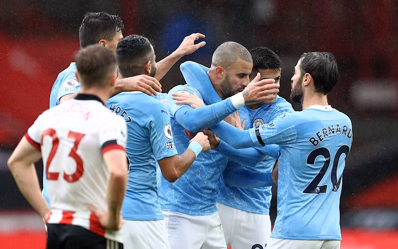 Các cầu thủ Man City mừng bàn thắng duy nhất của trận đấu.