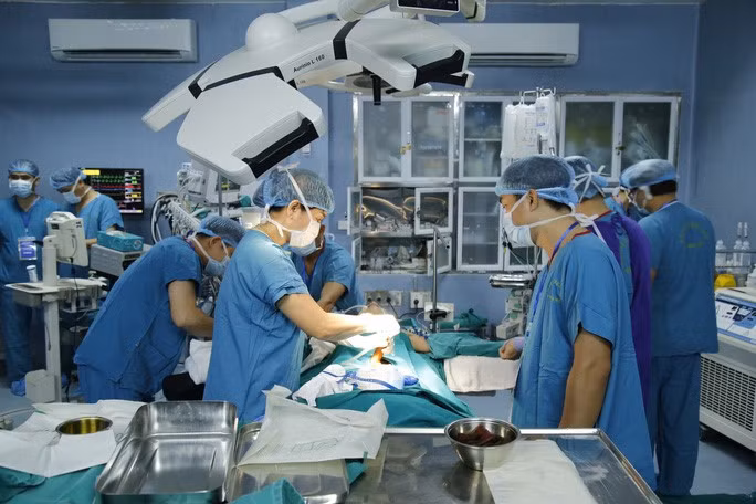 Các bác sĩ tiến hành ca ghép ruột cho bệnh nhân.