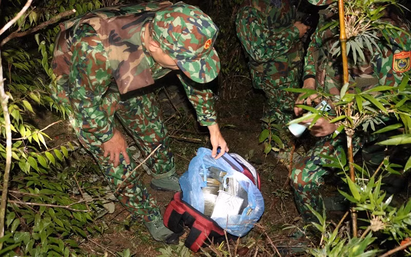 Tang vật 30 bánh heroin của nhóm đối tượng bỏ lại.