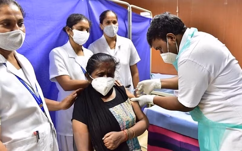 Một điểm tiêm vaccine ngừa Covid-19 tại Bangalore, Ấn Độ, ngày 1-4-2021. (Ảnh: THX/TTXVN)