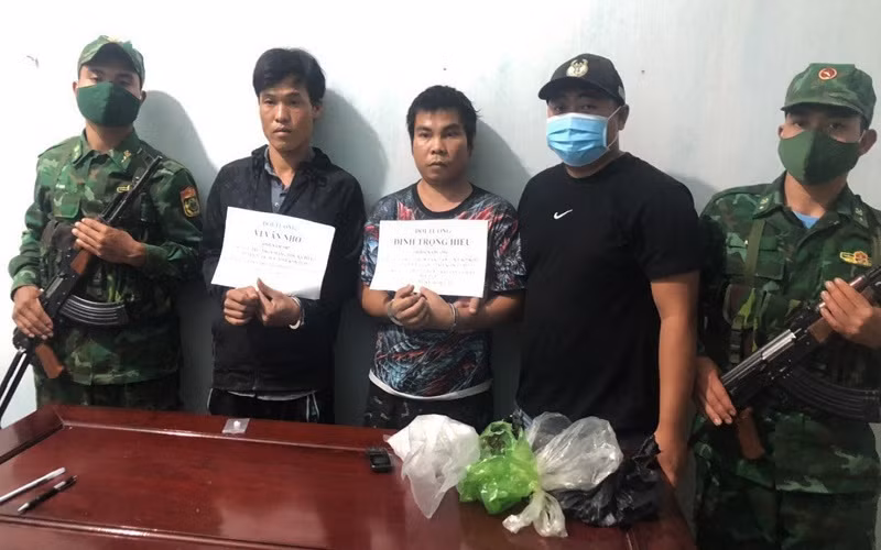 Hai đối tượng bị bắt cùng tang vật. (Ảnh BĐBP cung cấp)