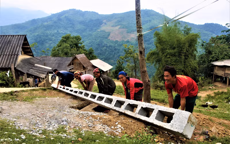 Người dân bản kim đa (Phà Đánh), giúp vận chuyển cột điện để đẩy nhanh tiến độ thi công