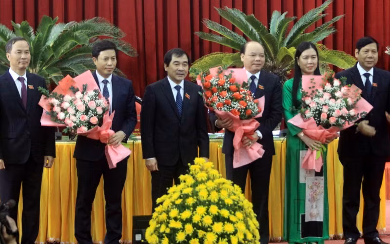 Lãnh đạo tỉnh tặng hoa chúc mừng các đồng chí được bầu vào các chức danh lãnh đạo HĐND và UBND tỉnh Thái Bình.
