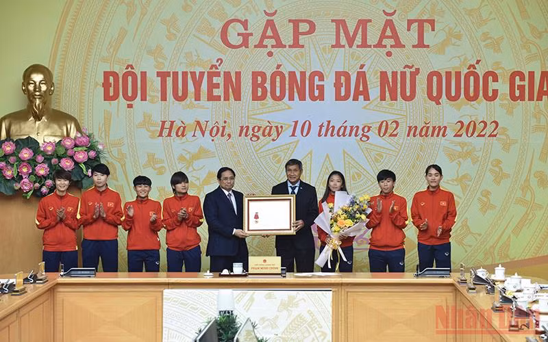 Thủ tướng Chính phủ Phạm Minh Chính trao Huân chương Lao động hạng Nhất tặng Đội tuyển bóng đá nữ quốc gia. (Ảnh: TRẦN HẢI)