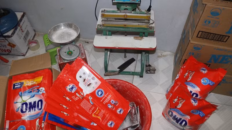 Phát hiện gần hai tấn hàng hóa làm giả -0