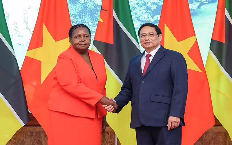Thủ tướng Phạm Minh Chính hội kiến Chủ tịch Quốc hội Mozambique Esperança Bias. (Ảnh: TRẦN HẢI)