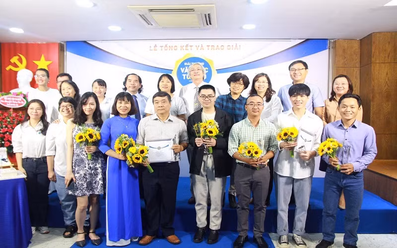 Thành viên Ban tổ chức, Ban giám khảo cùng các tác giả đoạt giải chụp hình lưu niệm tại buổi trao giải.
