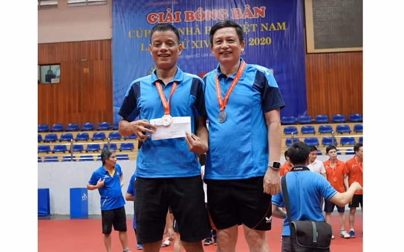 Đội bóng bàn Báo Nhân Dân nhận Huy chương bạc, nội dung đôi nam có lãnh đạo.
