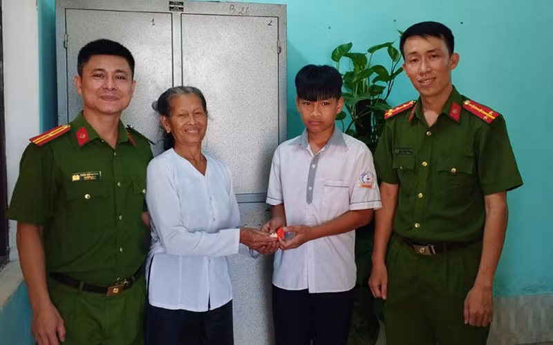 Em Phan Hoàng Quân trả lại tài sản cho người làm rơi. (Ảnh: Tiến Thành)