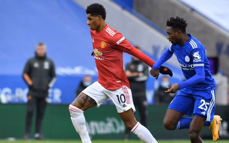 M. Rashford (áo đỏ) ghi bàn nhưng Man United chỉ có được một điểm.
