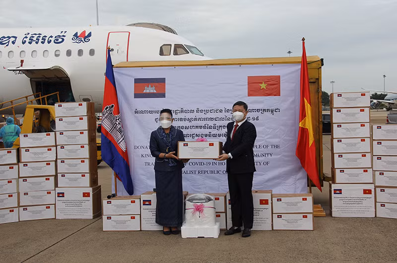 Đại diện Chính phủ Hoàng gia Campuchia trao tặng thiết bị y tế cho đại diện lãnh đạo Ủy ban nhân dân TP Hồ Chí Minh.