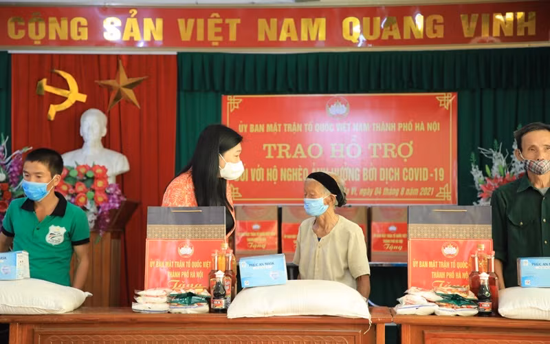 Lãnh đạo Mặt trận Tổ quốc TP Hà Nội tặng quà các hộ nghèo tại xã Yên Bài, huyện Ba Vì.