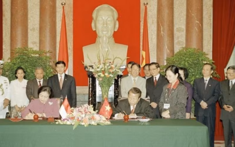Chủ tịch nước Trần Đức Lương vài Tổng thống Indonesia Megawati Sukarnoputri ký Tuyên bố về khuôn khổ hợp tác hữu nghị và toàn diện giữa hai nước Việt Nam-Indonesia bước vào thế kỷ 21, hồi năm 2003. (Ảnh: Nguyễn Khang/TTXVN)