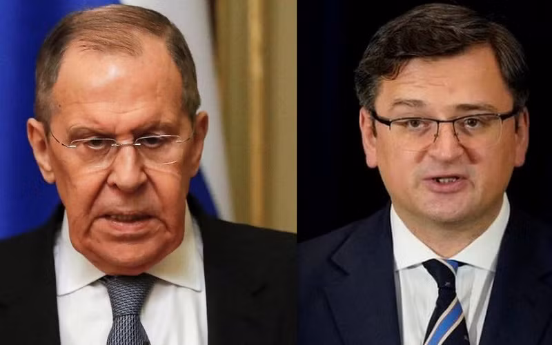 Ngoại trưởng Nga Sergei Lavrov (trái) và người đồng cấp Ukraine Dmytro Kuleba. (Ảnh: Reuters)