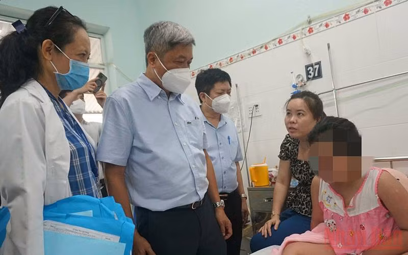 Thứ trưởng Y tế Nguyễn Trường Sơn kiểm tra công tác điều trị bệnh sốt xuất huyết tại Bệnh viện quận 8, Thành phố Hồ Chí Minh.