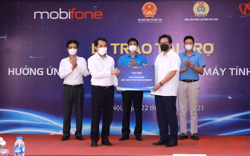 MobiFone trao tài trợ 200.000 tài khoản học tập và truy cập Internet cho học sinh nghèo.
