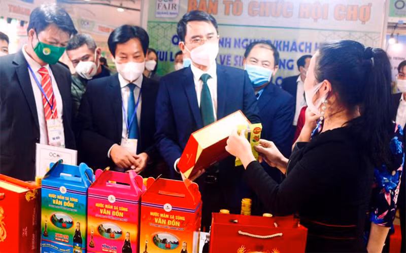 Các đại biểu tham quan các gian hàng tại Hội chợ OCOP Quảng Ninh 2021.