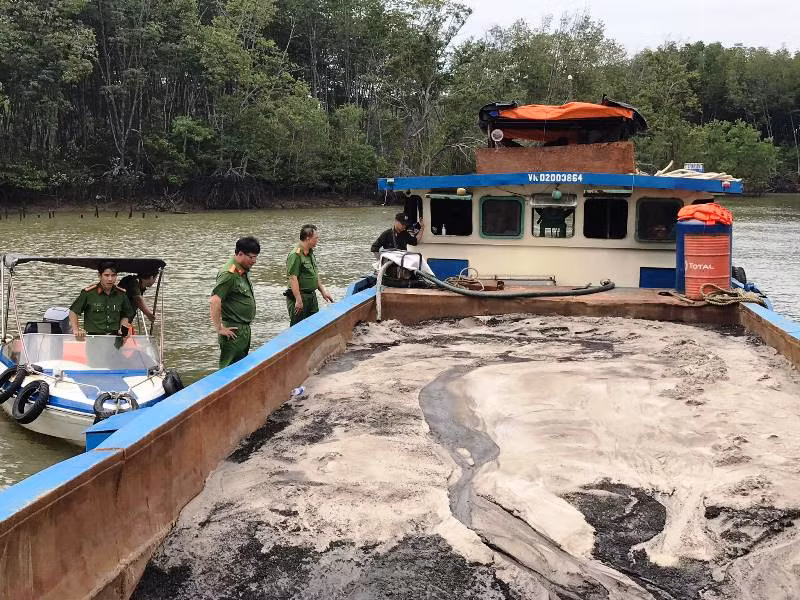 Lực lượng công an bắt giữ sà lan chứa đầy cát.