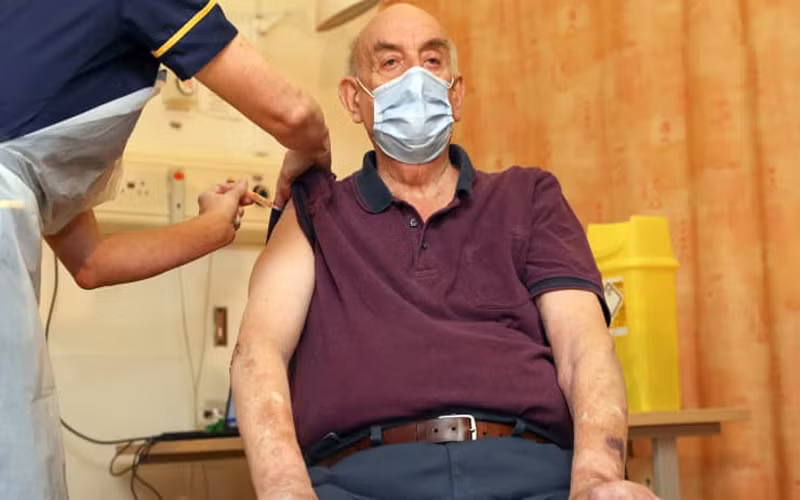 Ông Brian Pinker tiêm vaccine ngừa Covid-19 của AstraZeneca/Oxford tại Bệnh viện Churchill, tại Oxford, ngày 4-1. (Ảnh: Getty Images)