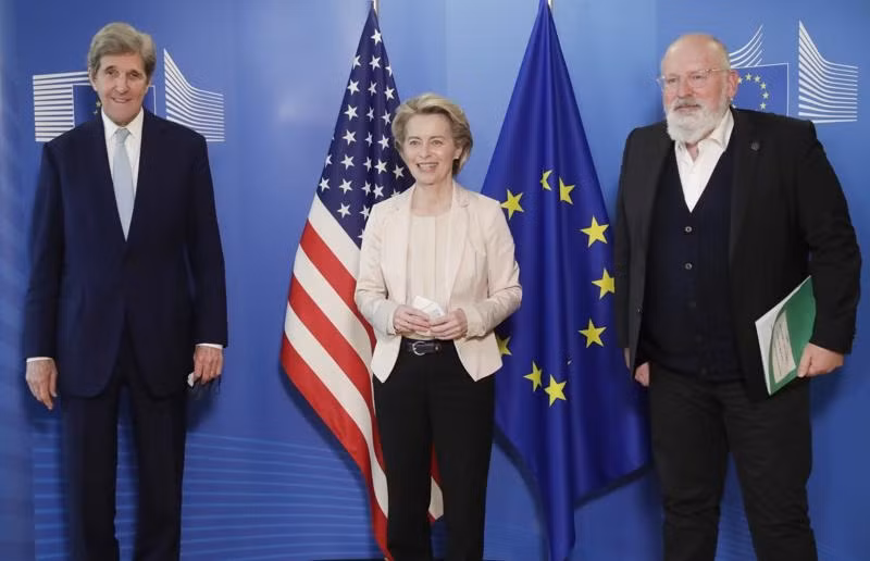 Đặc phái viên của Tổng thống Mỹ về Khí hậu John Kerry (bên trái), Chủ tịch Ủy ban châu Âu Ursula von der Leyen (giữa) trong cuộc gặp gỡ ngày 9-3. Ảnh; AP.