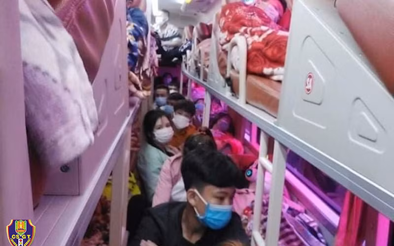 Xe 37B 027.XX nhồi nhét khách, lái xe không bằng, xe không đăng kiểm. (Ảnh: Cục CSGT)