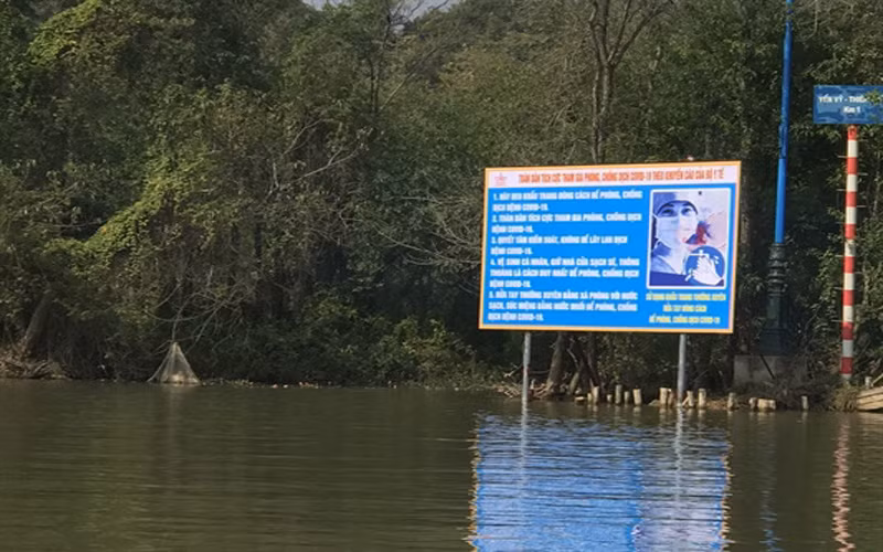 Tuyên truyền về phòng, chống dịch Covid-19 dọc theo suối Yến, trên đường vào chùa Hương.