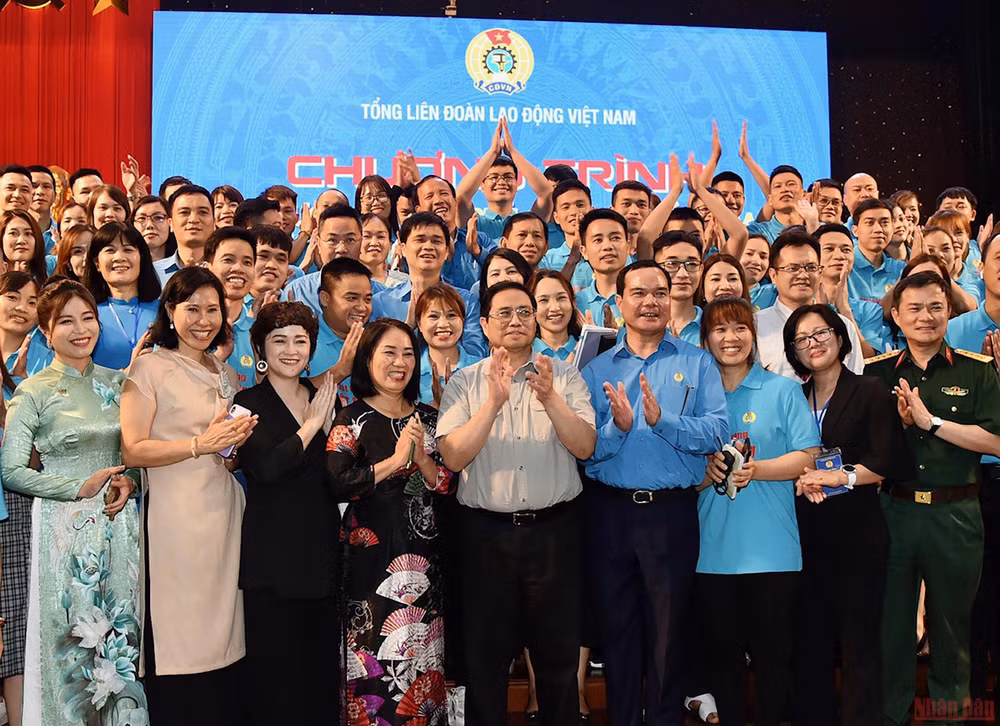 Thủ tướng Phạm Minh Chính với các công nhân.