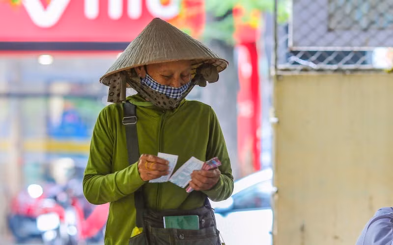 Người bán vé số bị ảnh hưởng dịch Covid-19 được nhận hỗ trợ để phần nào trang trải cuộc sống.