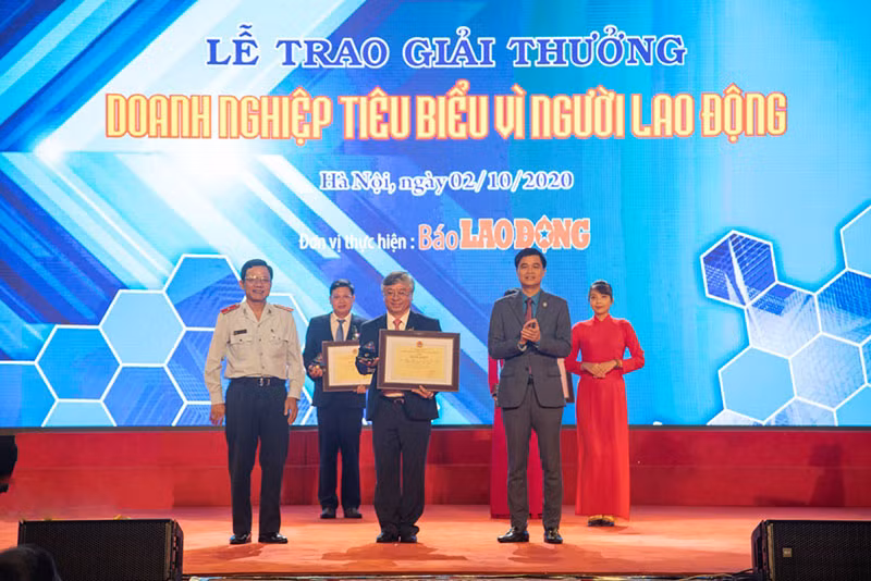 Ông Trần Xuân Hoàng - Ủy viên HĐQT, Chủ tịch Công đoàn BIDV - đại diện BIDV nhận Bằng khen của Tổng liên đoàn Lao động Việt Nam.