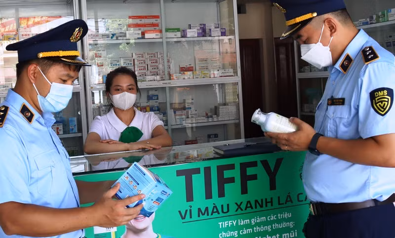 Đội Quản lý thị trường số 1 kiểm tra, khảo sát giá hàng hóa tại hiệu thuốc đường Bà Triệu, thành phố Lạng Sơn (Lạng Sơn).