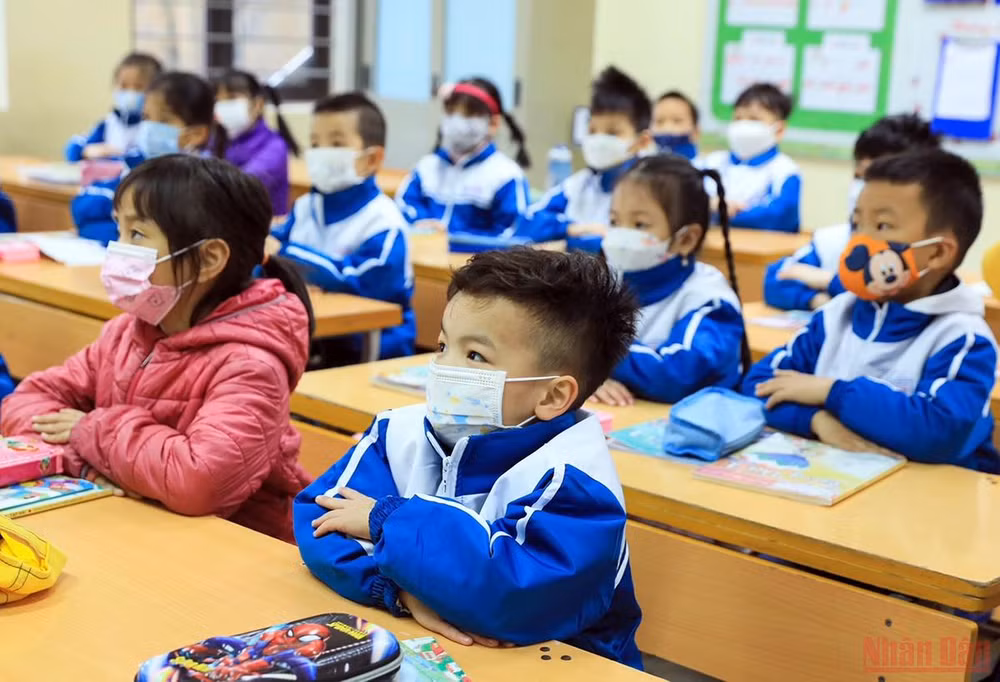 Từ ngày 28/2, chỉ có học sinh các xã, phường, thị trấn là vùng xanh, vùng vàng tiếp tục được đến trường học trực tiếp. Học sinh trên địa bàn 74 xã, phường, thị trấn là vùng cam tiếp tục học trực tuyến. Ảnh: Duy Linh