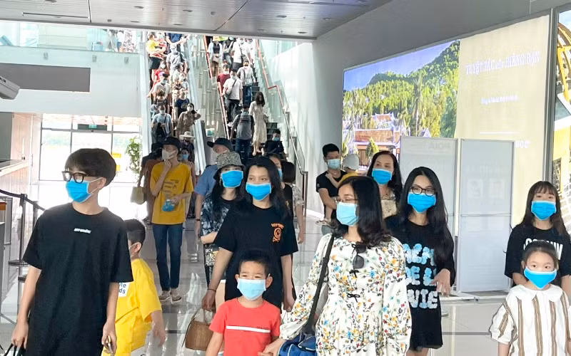 Du khách thực hiện nghiêm túc việc đeo khẩu trang tại một điểm du lịch ở TP Phú Quốc.
