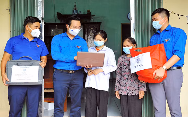 Thành đoàn Hà Nội và các đơn vị đồng hành trao máy tính xách tay tặng học sinh có hoàn cảnh khó khăn tại huyện Phú Xuyên (Hà Nội). Ảnh: MINH ĐỨC