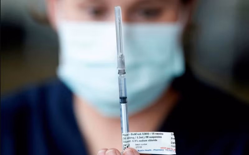 Nhân viên y tế chuẩn bị 1 liều vaccine phòng Covid-19 của Pfizer ở Melbourne, bang Victoria, Australia. (Ảnh: Reuters)