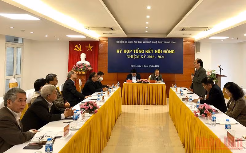 Các đại biểu sổi nổi đóng góp ý kiến tại buổi tổng kết của Hội đồng.