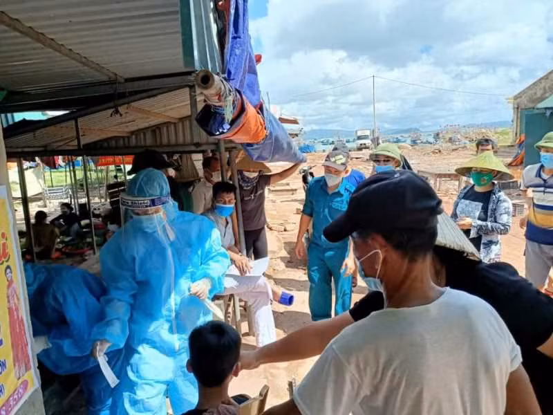 Nhân viên y tế điều tra, lấy mẫu xét nghiệm cho người dân khu vực Chợ xã Nghi Sơn (Thanh Hóa).