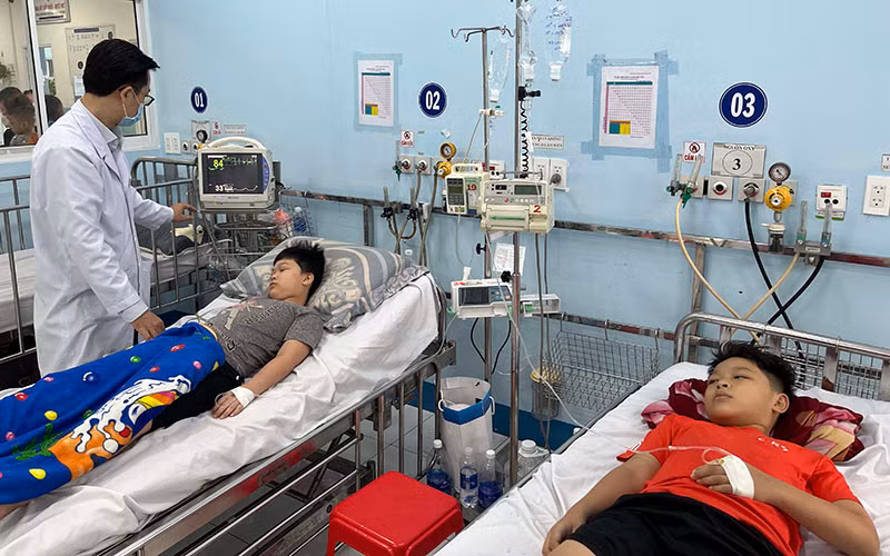 Trẻ bị sốt xuất huyết đang được điều trị tại bệnh viện Nhi Đồng 1, Thành phố Hồ Chí Minh (Ảnh: Mạnh Hảo).